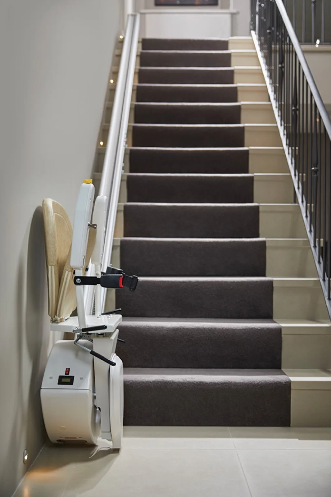 Synergy replié le long d’un escalier droit