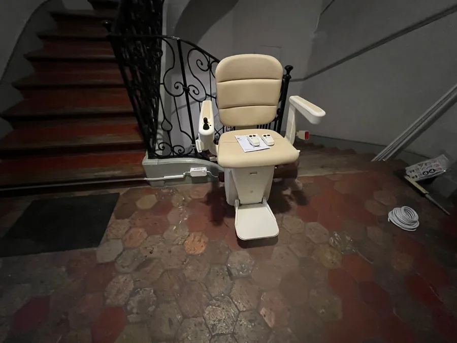 Monte-escalier droit installé sur escalier en pierre