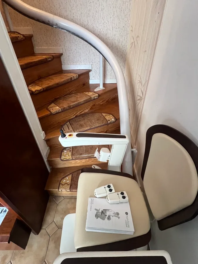 Monte-escalier tournant sur escalier en bois