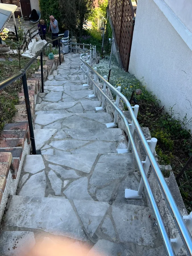 Rail extérieur le long d'un escalier de jardin
