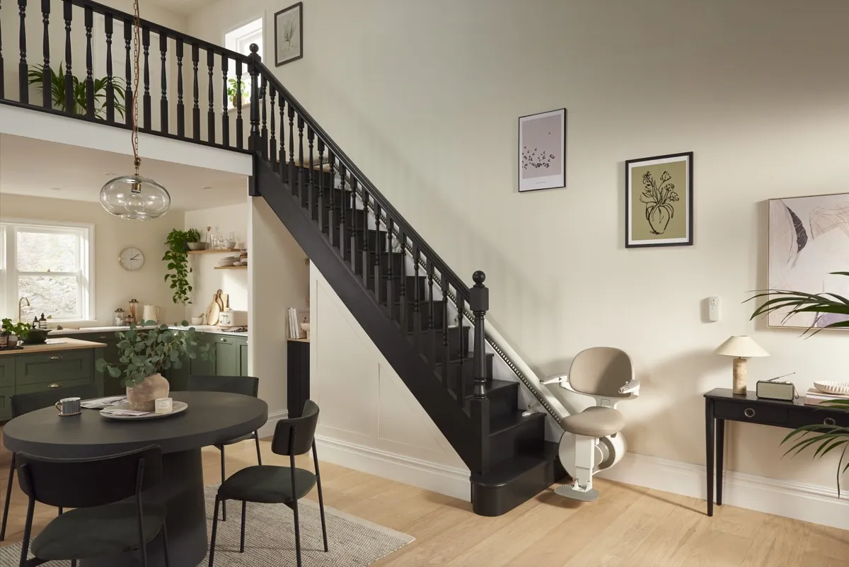 Flow X installé le long d'un escalier élégant