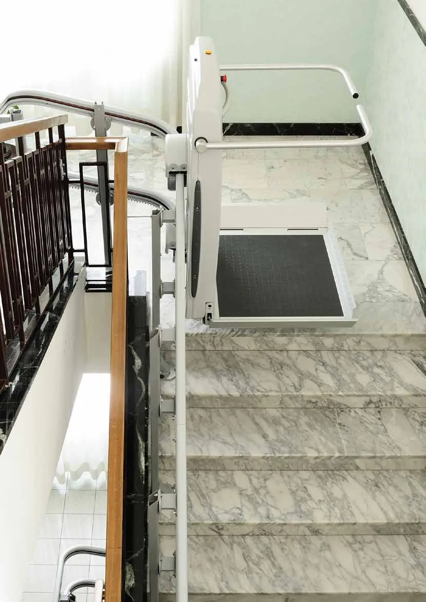 Supra Linea installée dans un escalier en marbre