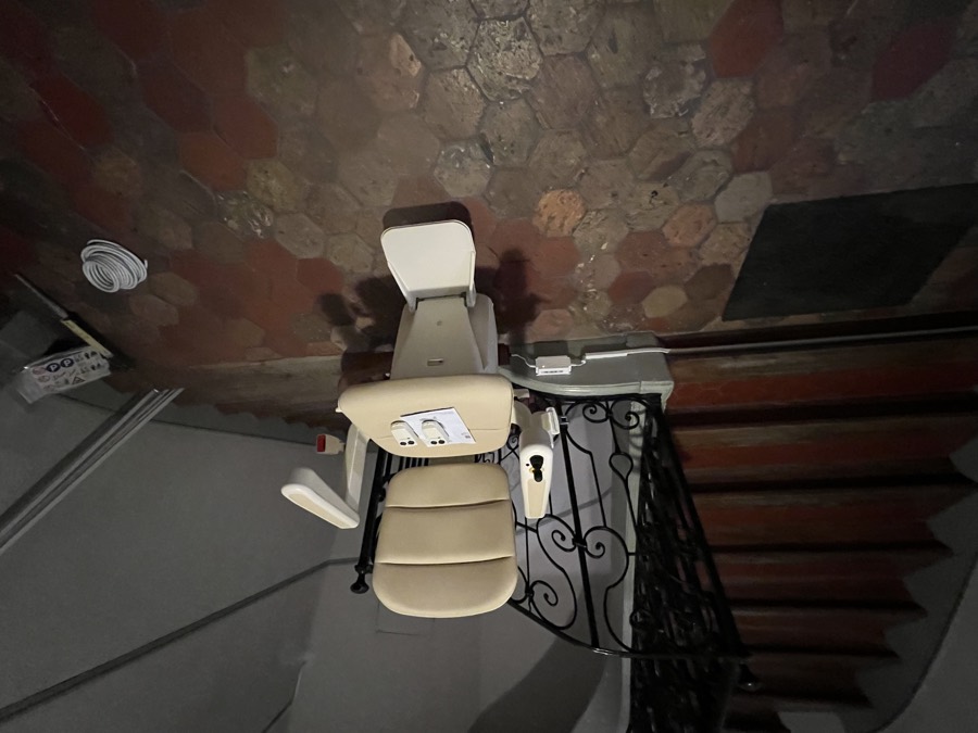 Monte-escalier droit installé sur escalier en pierre